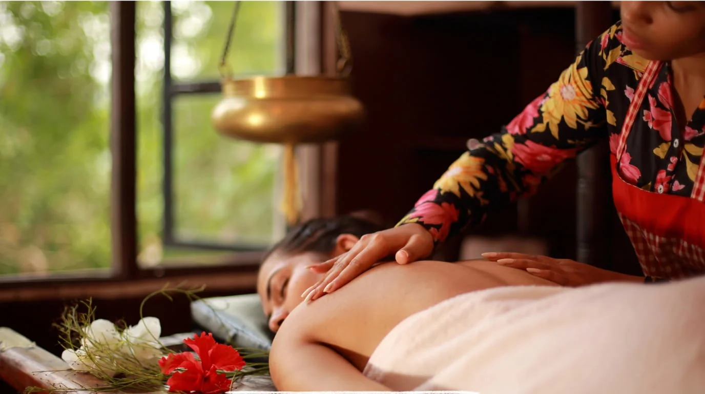 Ayurvedic head and face preparation before Nasya therapy